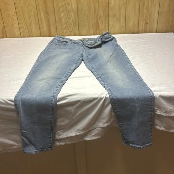 Levi’s Women's Light wash jeans - Picture 4 of 6